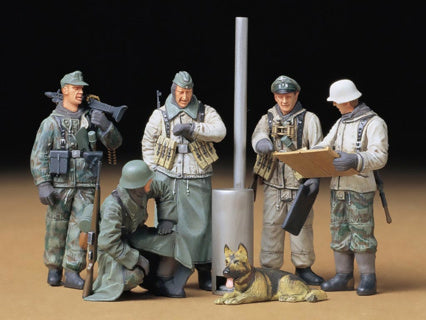 TAMIYA 35212 GER.SOLDIERS AT FIELD BRIEFING  1/35 SCALE