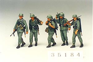 TAMIYA 35184 GERMAN MACHINE GUN CREW ON MANEUVER  1/35 SCALE