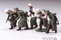 TAMIYA 35256 GERMAN ASSAULT INFANTRY WINTER GEAR  1/35 SCALE