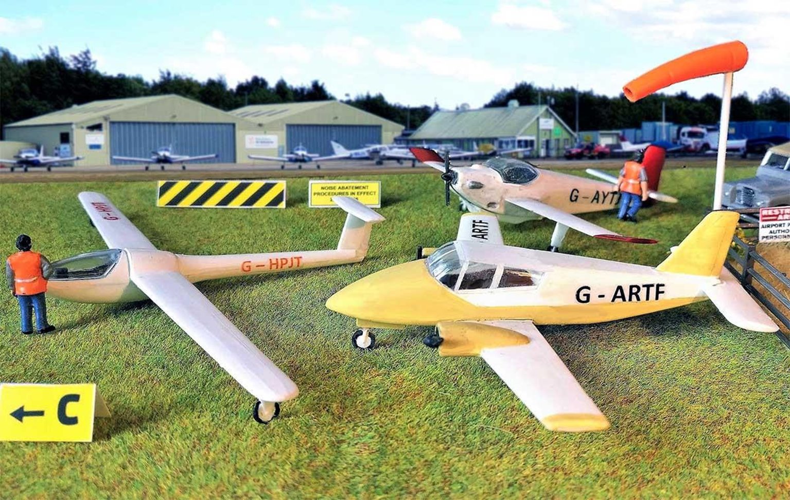 GAUGEMASTER GM443 FORDHAMPTON AIRFIELD PLANES AND GLIDERS KIT OO GAUGE
