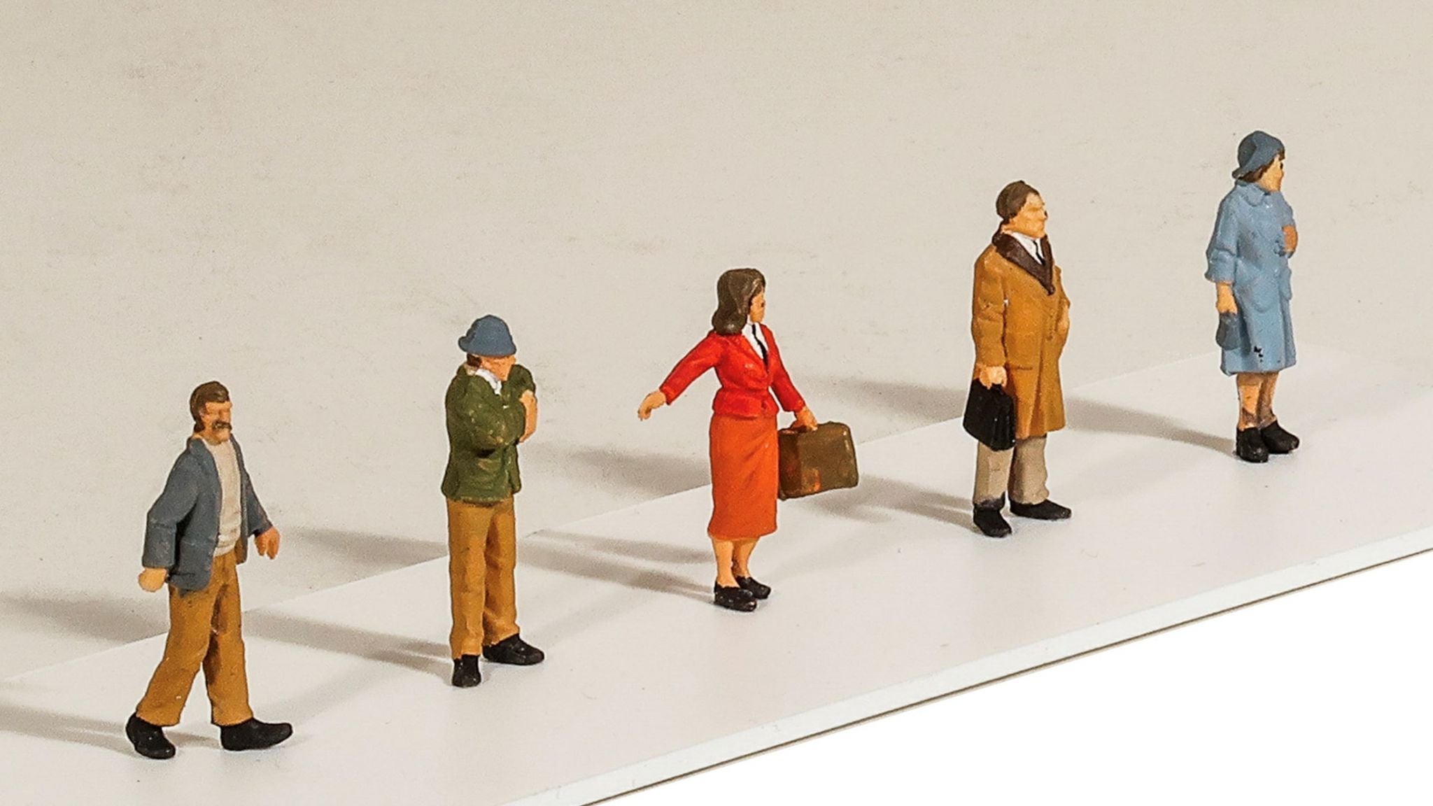 PECO MODELSCENE 5302 STANDING PEOPLE  OO SCALE FIGURES