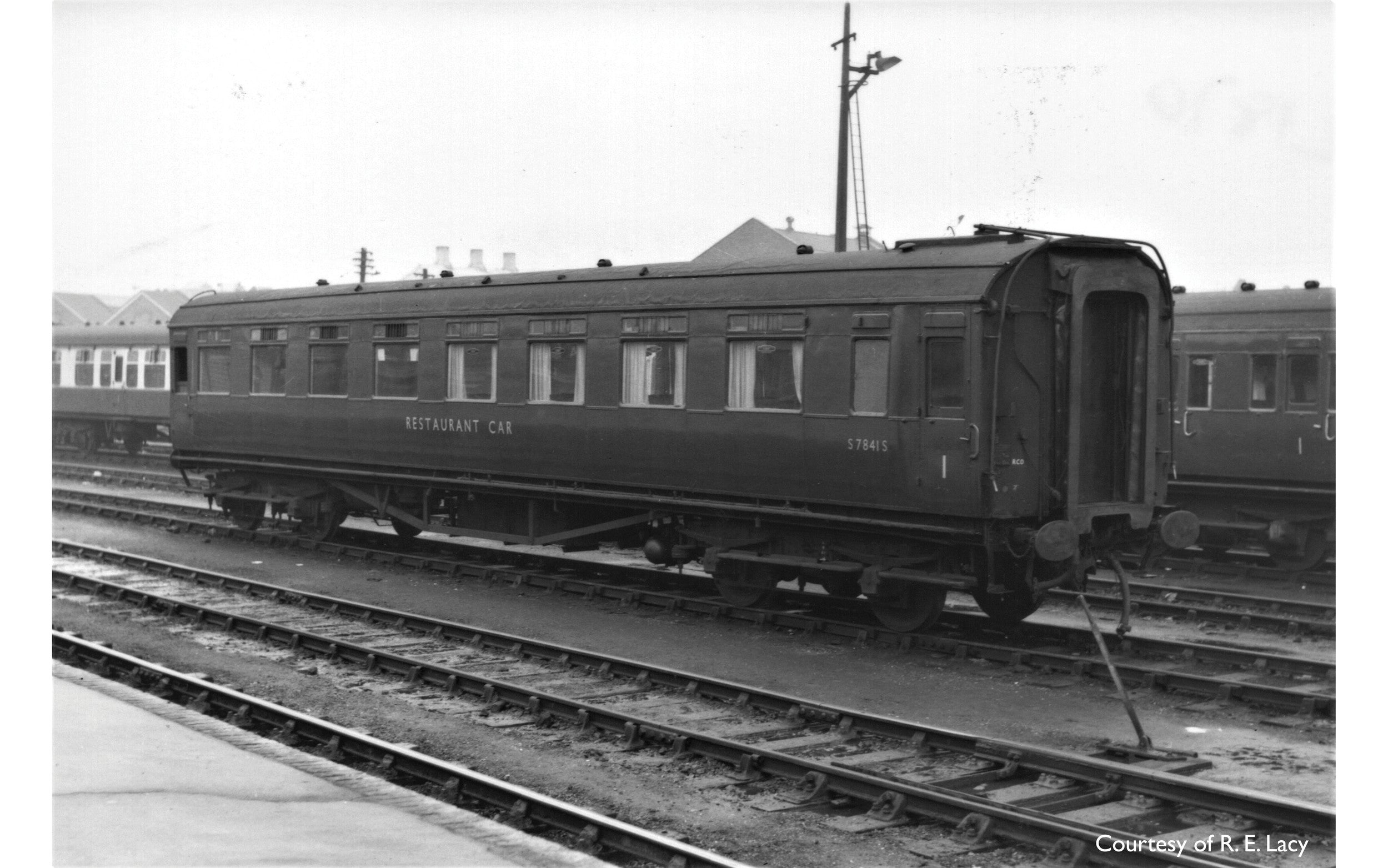 Hornby R40031 Coaches BR  Maunsell Composite Diner  7841 - Era 5