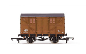 Hornby R60029 Wagons BR  10T Quad Vent Meat Van - Era