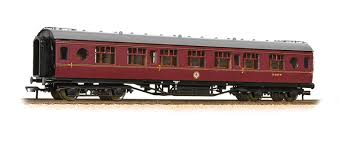 BACHMANN 39-451  LMS 57FT PORTHOLE COACH CORRIDOR SECOND  BR MAROON
