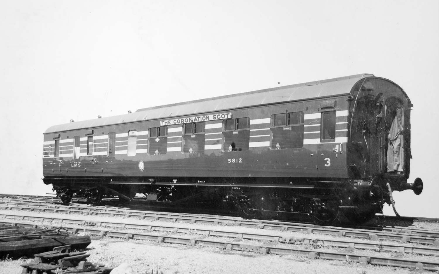 Hornby R4960 LMS  Stanier D1905 Coronation Scot 57' BTK  5812 - Era 3