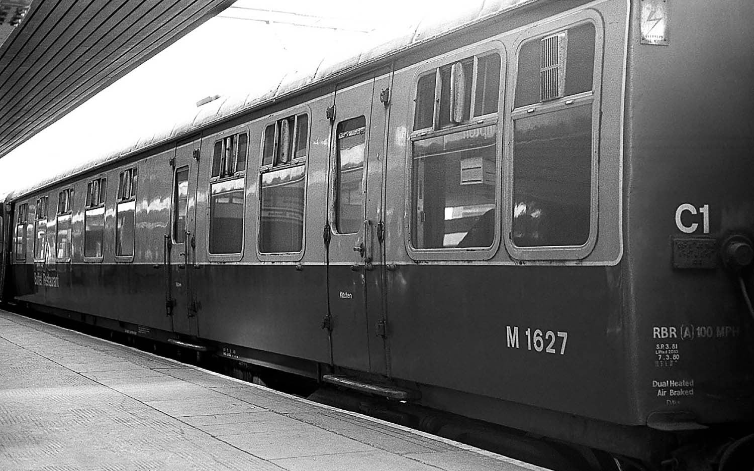 Hornby R4973A BR(M)  Mk1 RB(R)  M1627 - Era 7