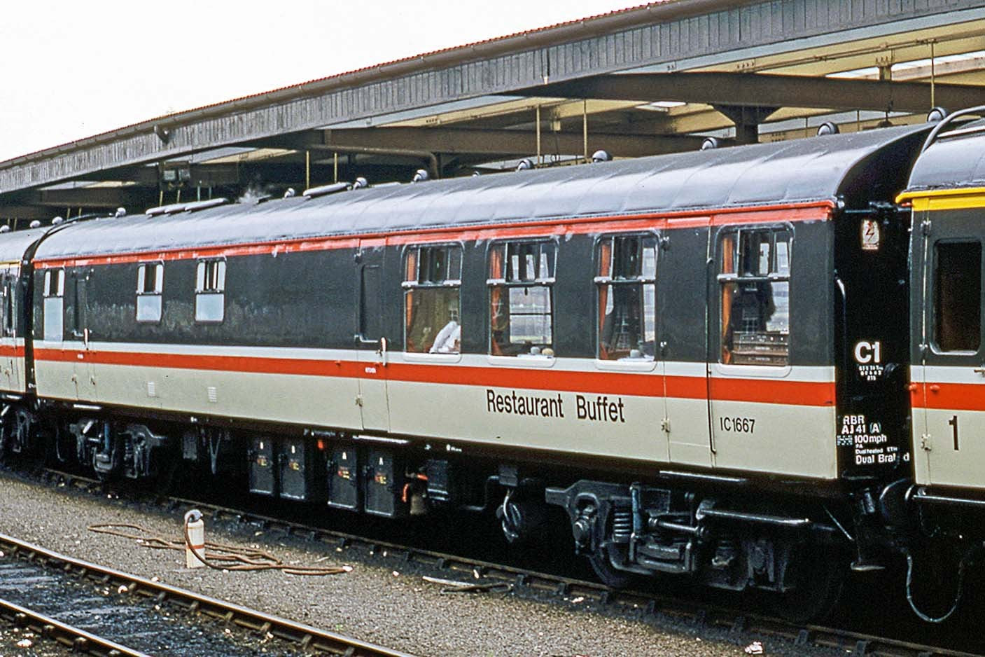 Hornby R4974 BR Intercity  Mk1 RB(R)  IC1667 - Era 8