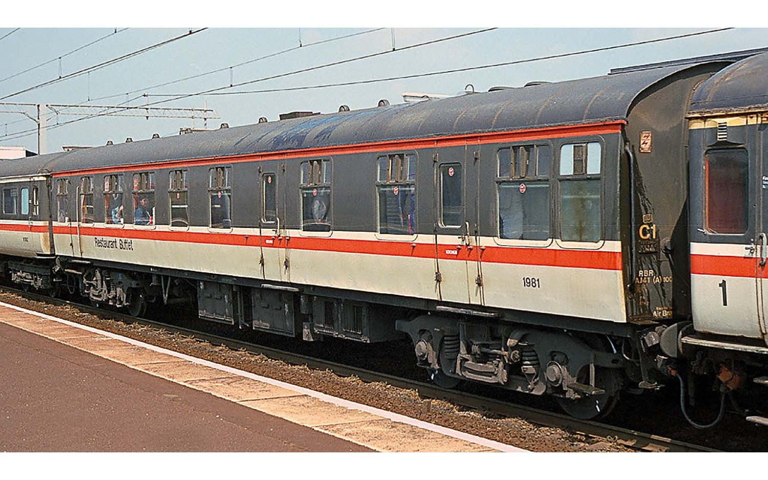 Hornby R4974A BR Intercity  Mk1 RB(R)  1981 - Era 8
